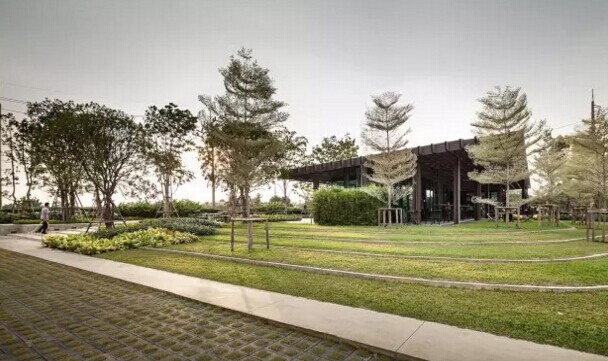 这家咖啡厅直接扣在了草坪上