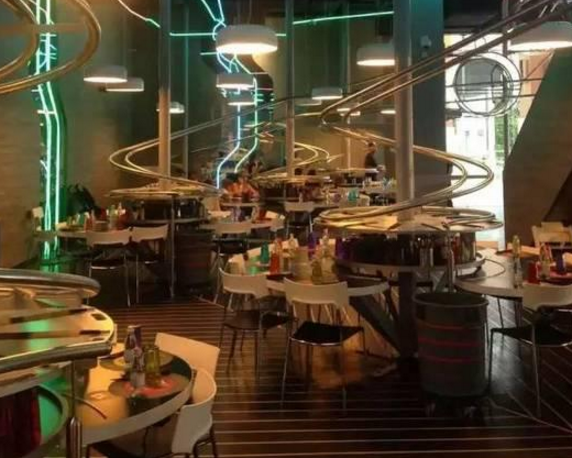 用过山车代替服务员，德国机械狂如何开餐厅