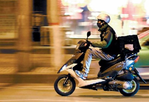 外卖哥1个月遭3次差评 不堪被解雇压力喝鼠药自杀