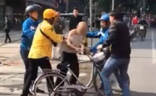 广州一老人专偷外卖 遭外卖哥蹲守围殴