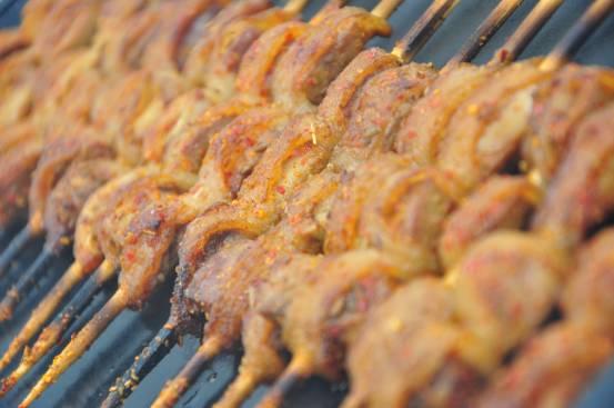 一晚卖出2万串烤腰子，一年开出四家直营店