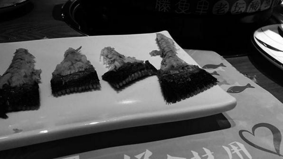 男子点一条鱼却吃出四条尾巴 店家:厨师送鱼尾
