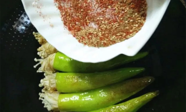 你只知道用金针菇来涮火锅，学着这样做健康又美味