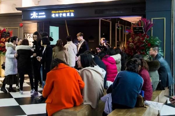 4人以上不接待，却排队800桌，这家“奇葩”店的逻辑是？