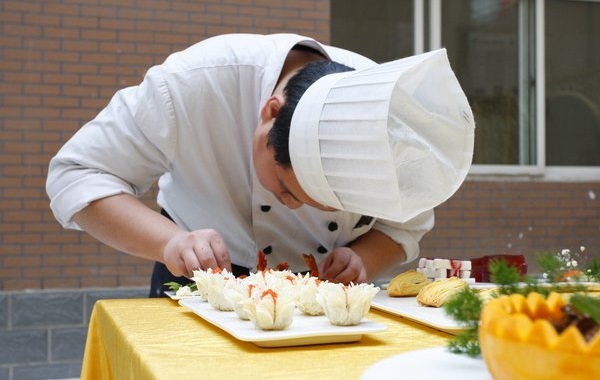餐饮服务升级正当时，服务模型、员工管理模式的正确打开方式是？