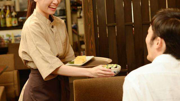 预约40人餐厅包场后无良顾客玩失踪 法官一分钟判赔13万