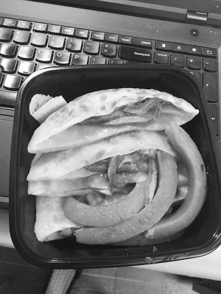 男子退外卖时夹张纸条 结果意想不到的事情发生了