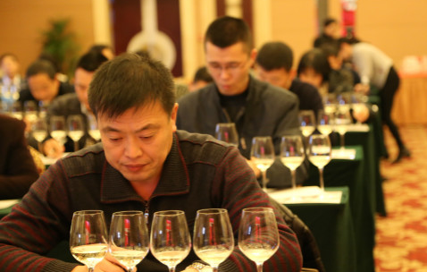 从三汁焖锅到卖菜，黄记煌每次跨行业“商演”背后都有这位“老铁”