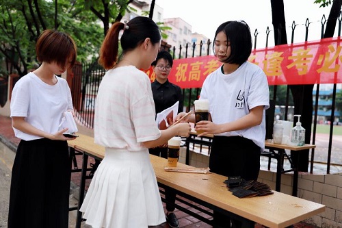 1314茶专设学校服务点  用行动为高考学子加油