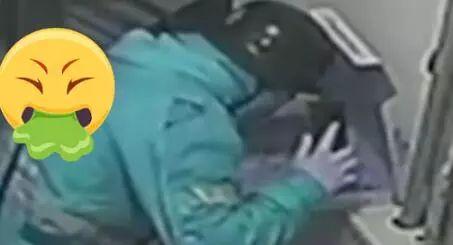 外卖小哥朝披萨吐痰被拍下 最高或面临18年监禁