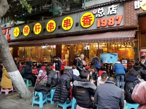  成都钢管厂五区小郡肝串串香传承匠心品质，火爆实至名归