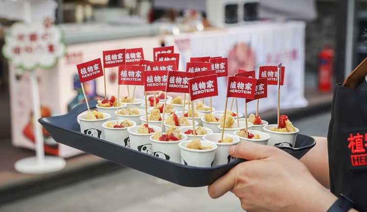 加快推进C端渠道布局，植物肉品牌植物家入驻家乐福|餐饮界