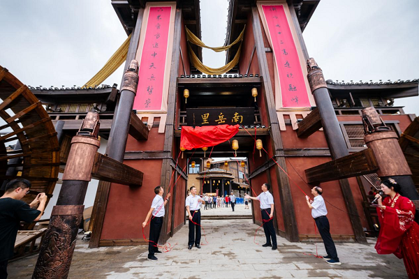 天天有庙会，周周有烟花，欢迎您来南岳里！