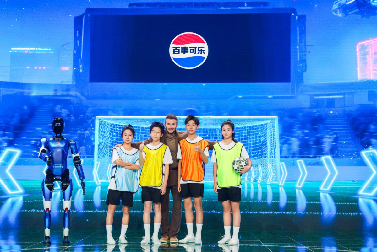 百事可乐发布品牌首个人形机器人“百事蓝宝” 与大卫·贝克汉姆共同点燃未来渴望|餐饮界