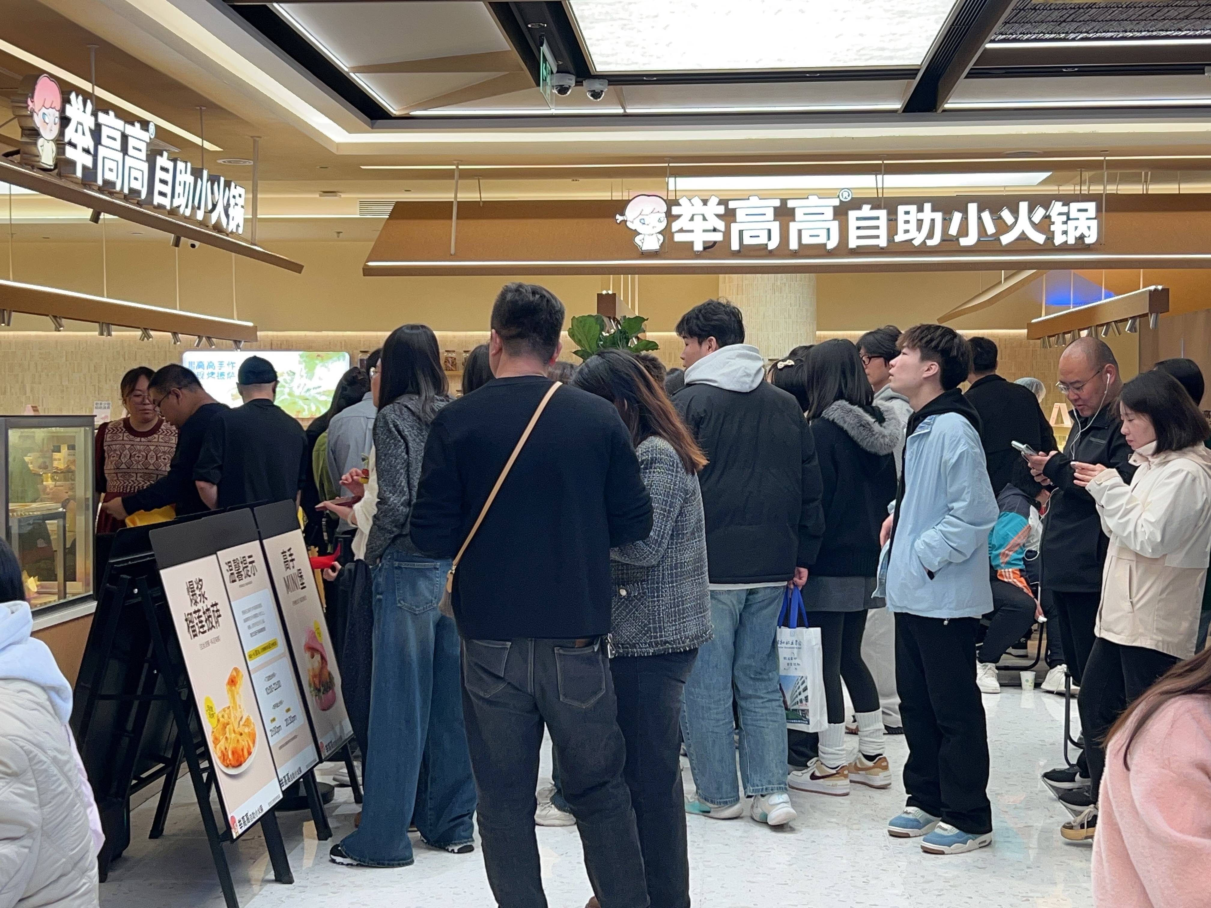 轻装上阵的“举高高”，为海底捞探出一条新路