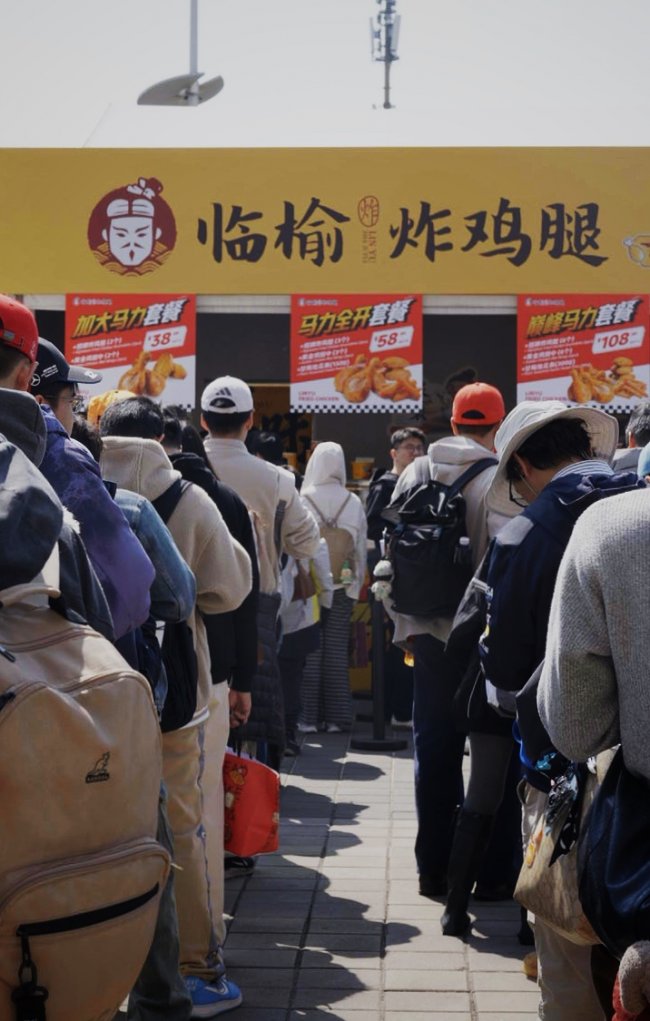 中式美食亮相F1赛场，“最佳观赛搭子”临榆炸鸡腿三天卖出三万个鸡腿|餐饮界