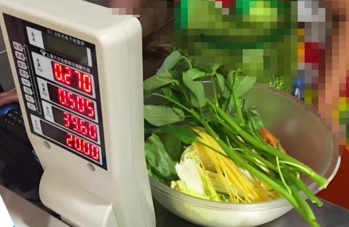 “106元一碗”，频频被骂上热搜，麻辣烫到底经历了什么？
